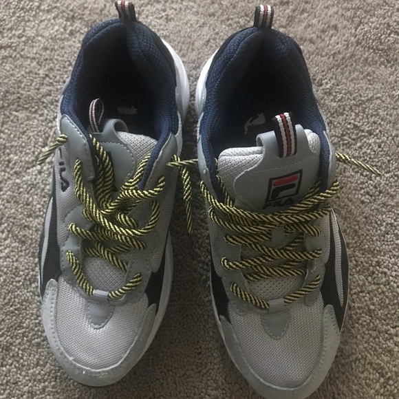 Boys FILA gymshoes gray / multiple colors size 4.5 - Picture 1 of 7